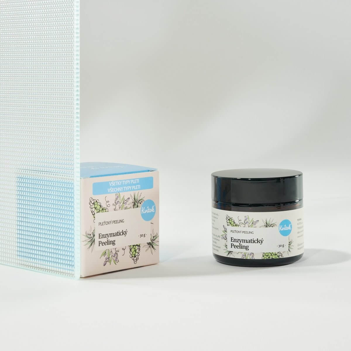 Kvitok enzymatický peeling v černém kelímku s přírodním vzorem, ideální pro šetrné čištění všech typů pleti.