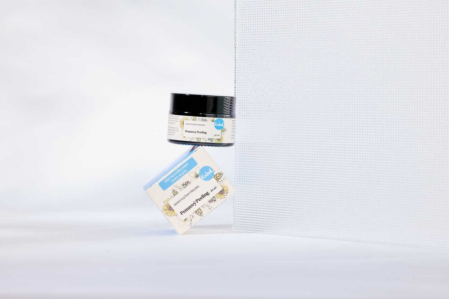 Kvitok jemný pleťový pemzový peeling 30 ml v transparentním balení pro citlivou pleť, zanechává hladkou a rozjasněnou pokožku.