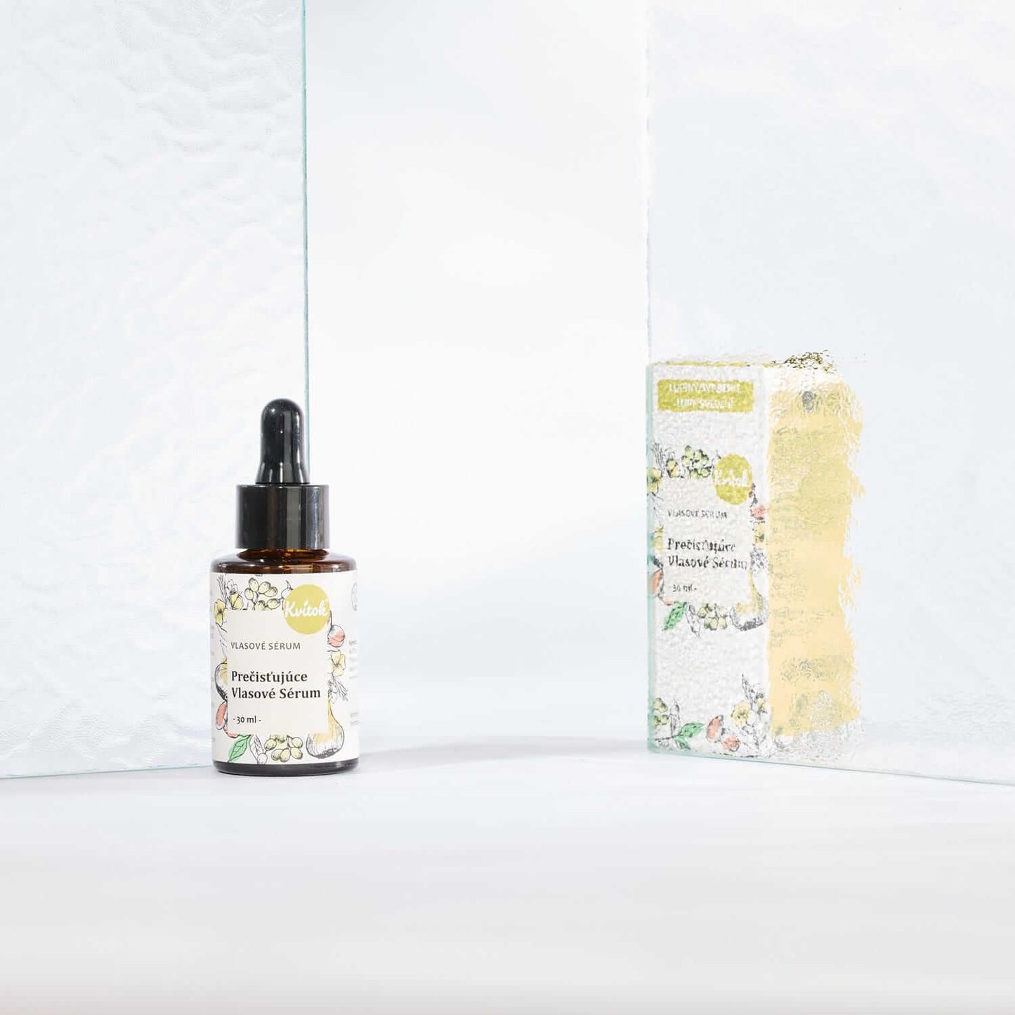 Kvitok Pročišťující vlasové sérum proti lupům 30 ml v elegantním balení pro svěží pokožku hlavy.