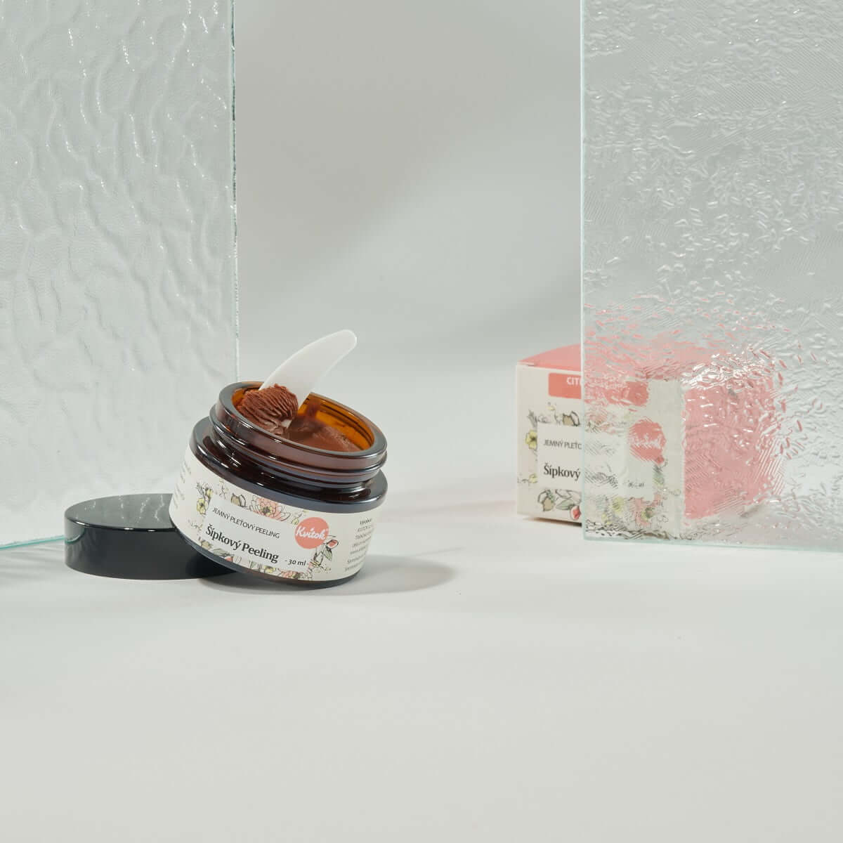 Kvitok Šípkový peeling pro citlivou pleť 30 ml s aplikátorem na jemné exfoliace a regeneraci pokožky.