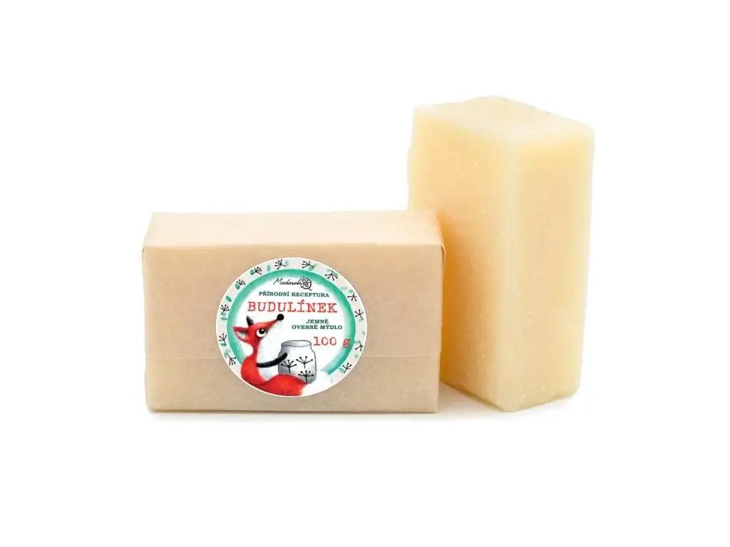 Přírodní mýdlo Medarek Budulínek s ovesným olejem, ideální pro děti i dospělé, jemná péče pro pokožku.