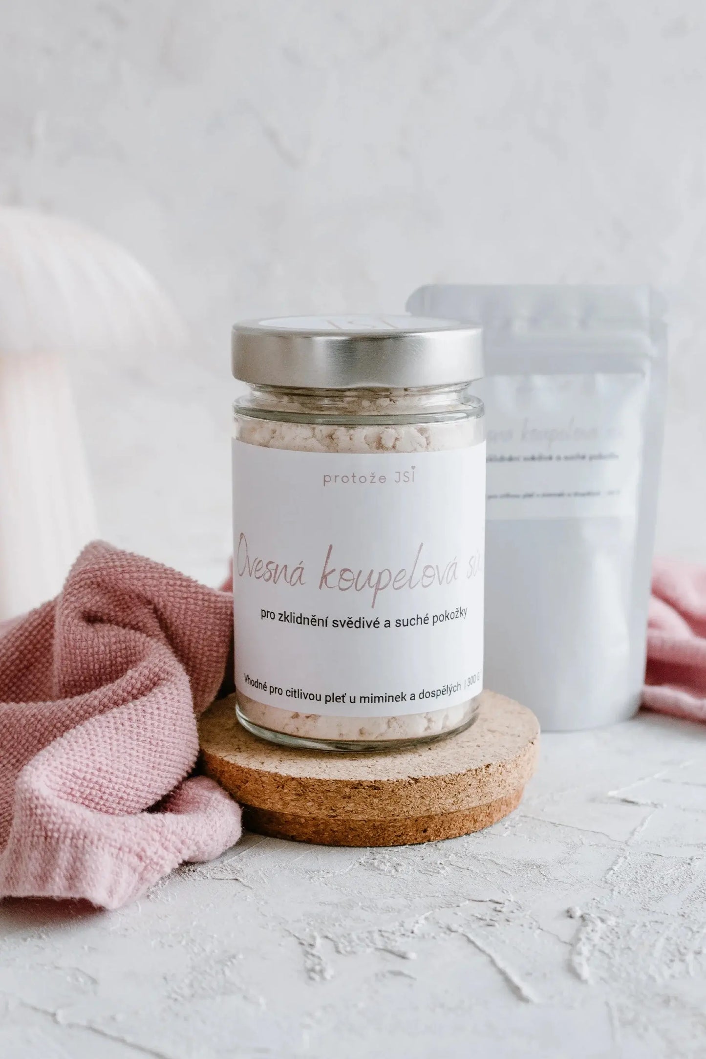 Ovesná koupelová sůl od Protože Jsi, ideální pro citlivou a suchou pokožku s ekzémem.