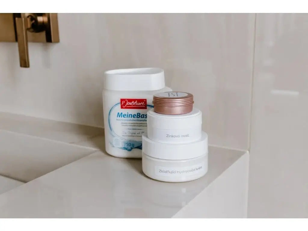 Zinková mast na ekzém pro citlivou pokožku, účinná proti svědění a na drobné rány, certifikovaná pro děti.