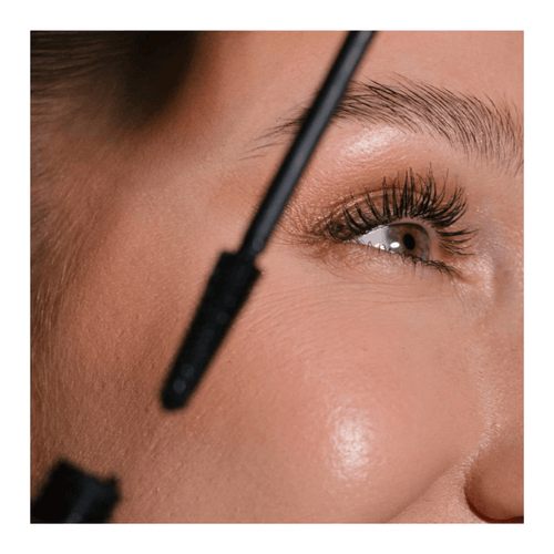 Eco by Sonya řasenka Mitzi Mascara aplikace na řasách