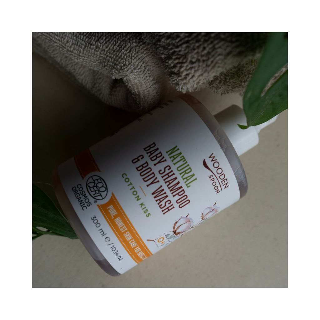 Přírodní dětský sprchový gel a šampon 2v1 Wooden Spoon Cotton Kiss pro miminka a děti od narození. Jemné mytí pokožky i vlásků bez vysušování.