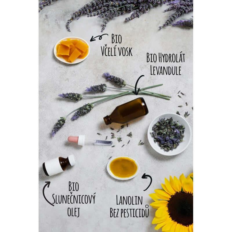 Bio ingredience pro přírodní kosmetiku: včelí vosk, levandulový hydrolát, slunečnicový olej a lanolin bez pesticidů.