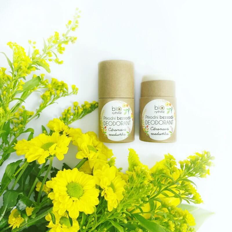 Biorythme přírodní deodorant bezsodý s meduňkou a citronelou, obklopený žlutými květinami.