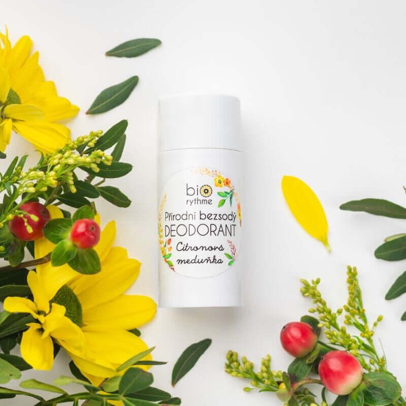 Biorythme přírodní deodorant Citronová Meduňka bez jedlé sody obklopený květinami a listy.