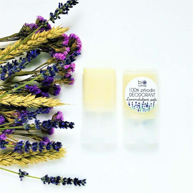 Biorythme deodorant 100% přírodní s levandulovou vůní a sušenou levandulí na pozadí.