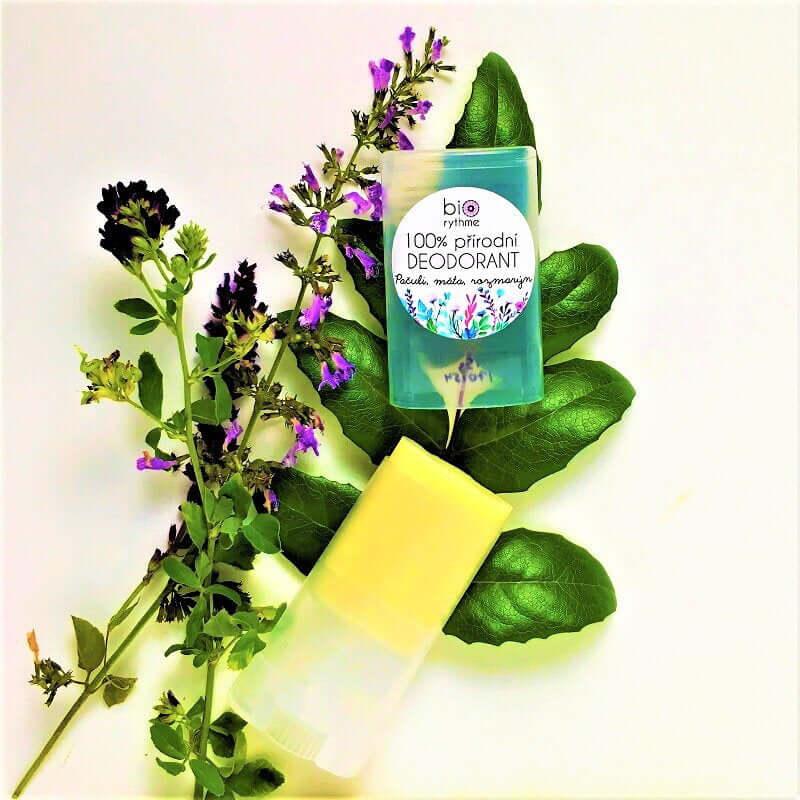 Biorythme 100% přírodní deodorant s pačuli, mátou a rozmarýnem obklopený bylinkami a květinami.