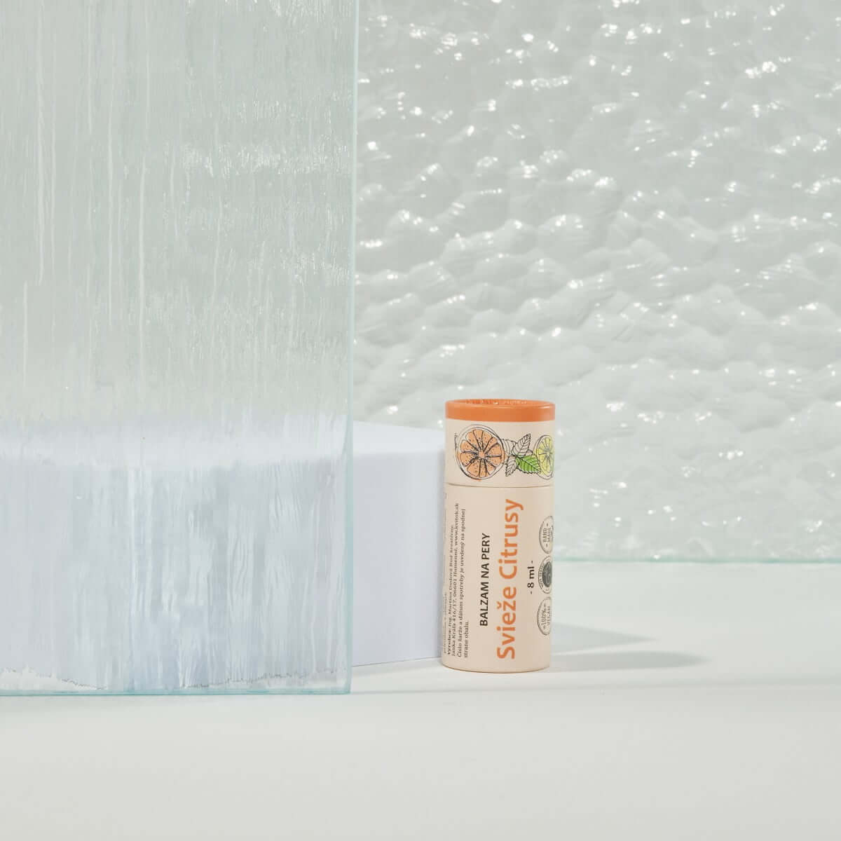 Balzám na rty Svěží Citrusy od Kvitok, přírodní hydratace s citrusovou vůní pro ochranu citlivých rtů.