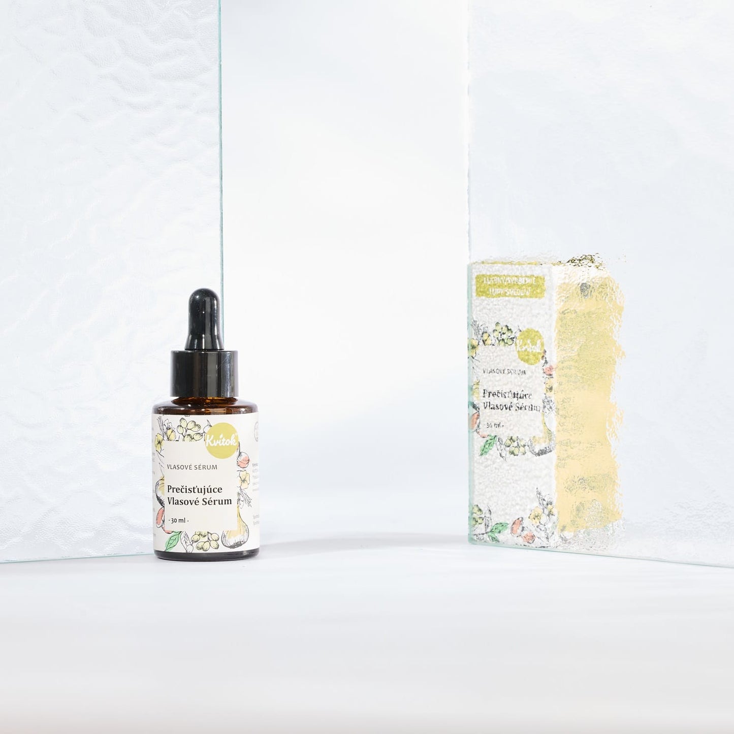 Kvitok Pročišťující vlasové sérum proti lupům 30 ml v elegantním balení pro svěží pokožku hlavy.