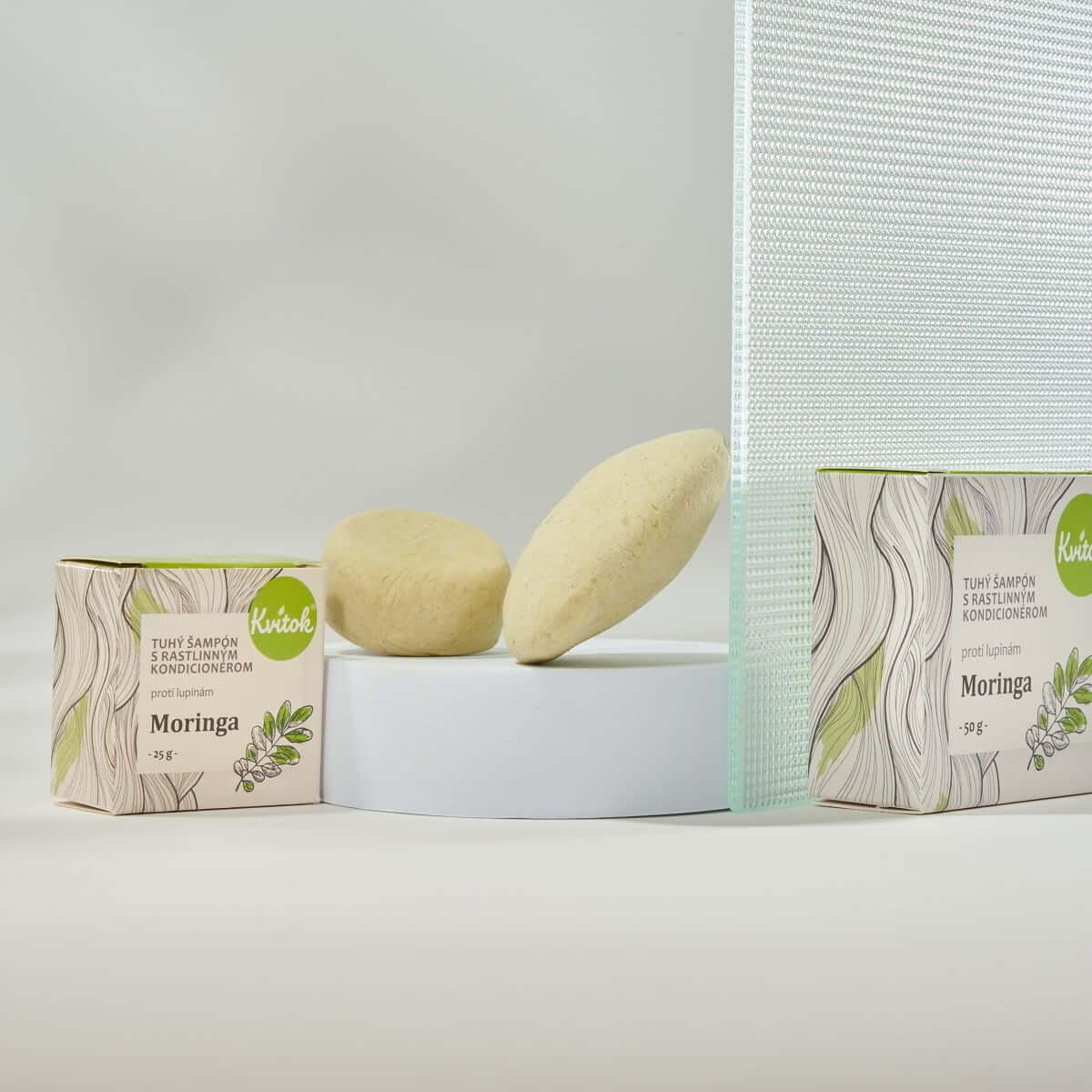 Přírodní tuhý šampon Moringa od Kvitok s balením, ideální pro citlivou vlasovou pokožku.