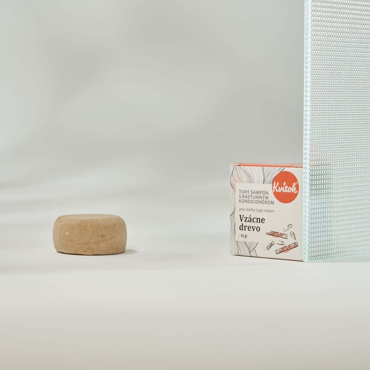 Kvitok tuhý šampon Vzácné dřevo 25 g, přírodní péče pro tmavé vlasy, lesk a výživa.