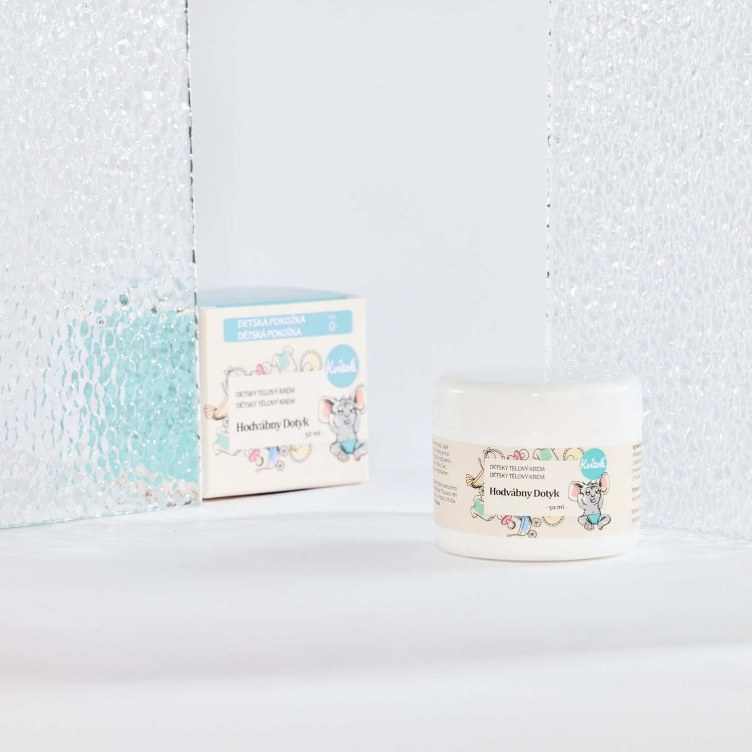 Kvitok Tělový Krém Hedvábný Dotyk 50 ml v obalu, ideální pro citlivou a suchou pokožku, 100% přírodní složení.