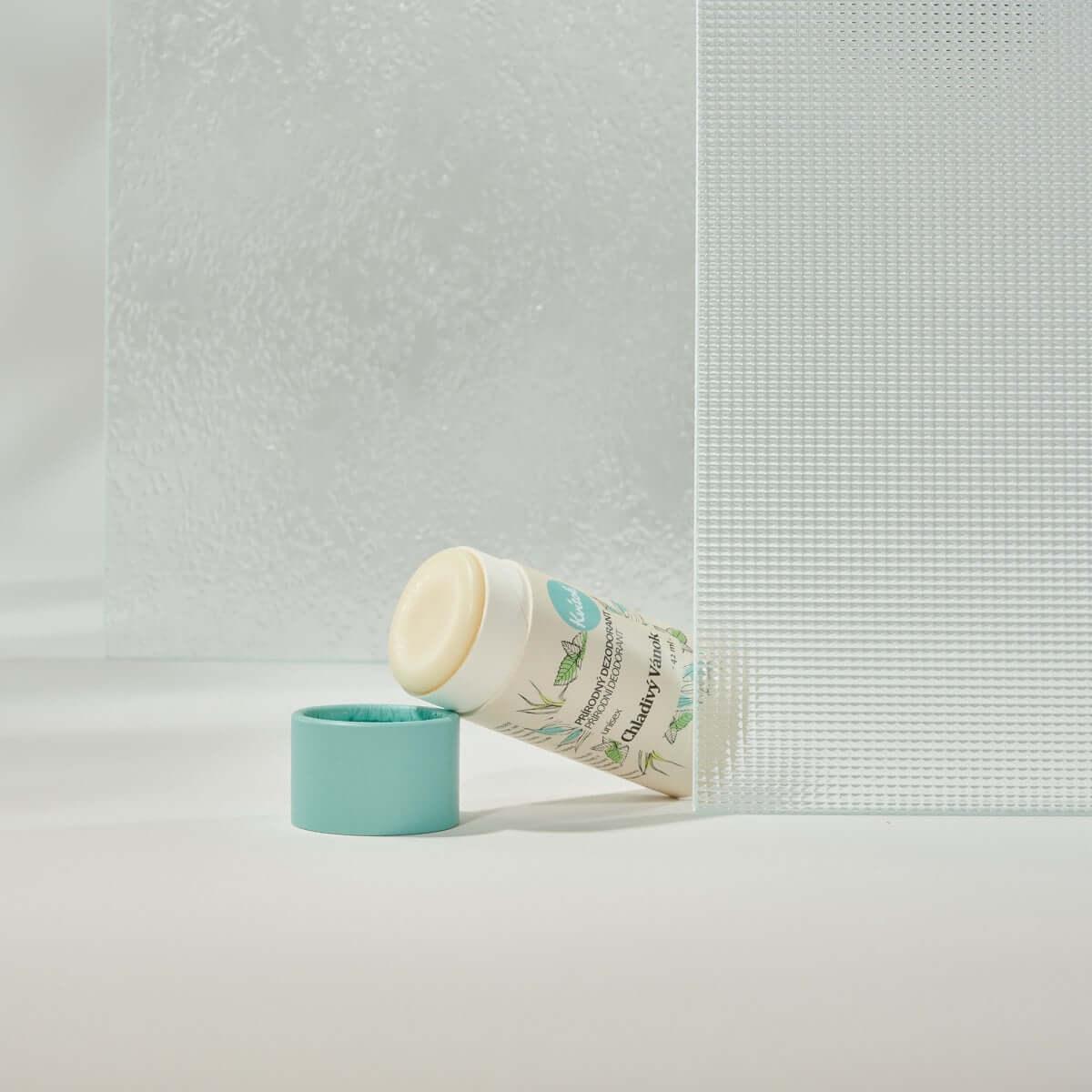 Kvitok tuhý deodorant Chladivý vánek 45 ml, přírodní vůně máty a eukalyptu, bez hliníkových solí.