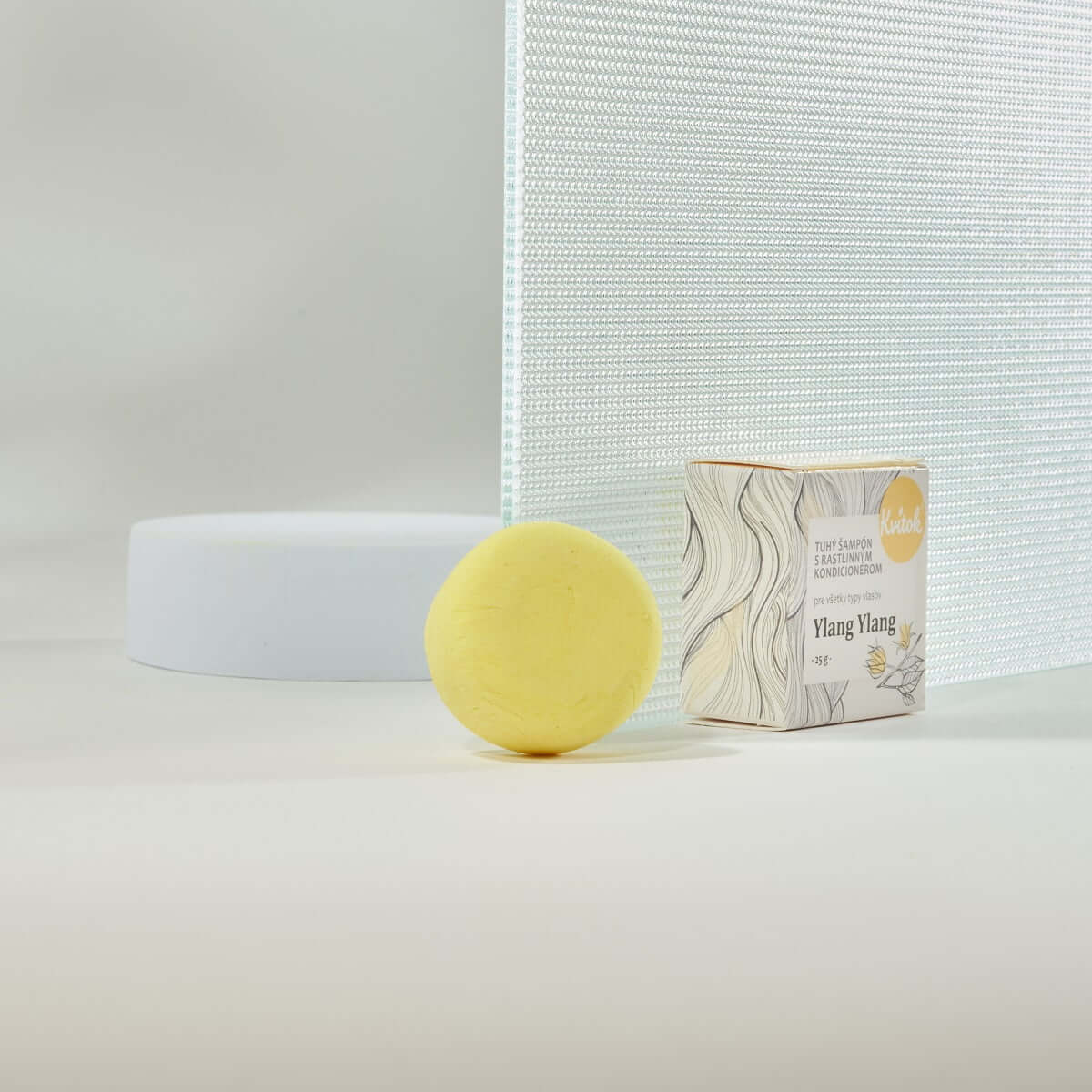 Kvitok Tuhý Šampón Ylang Ylang 25 g na světlé vlasy, bez chemie a plastů, s přírodními ingrediencemi.