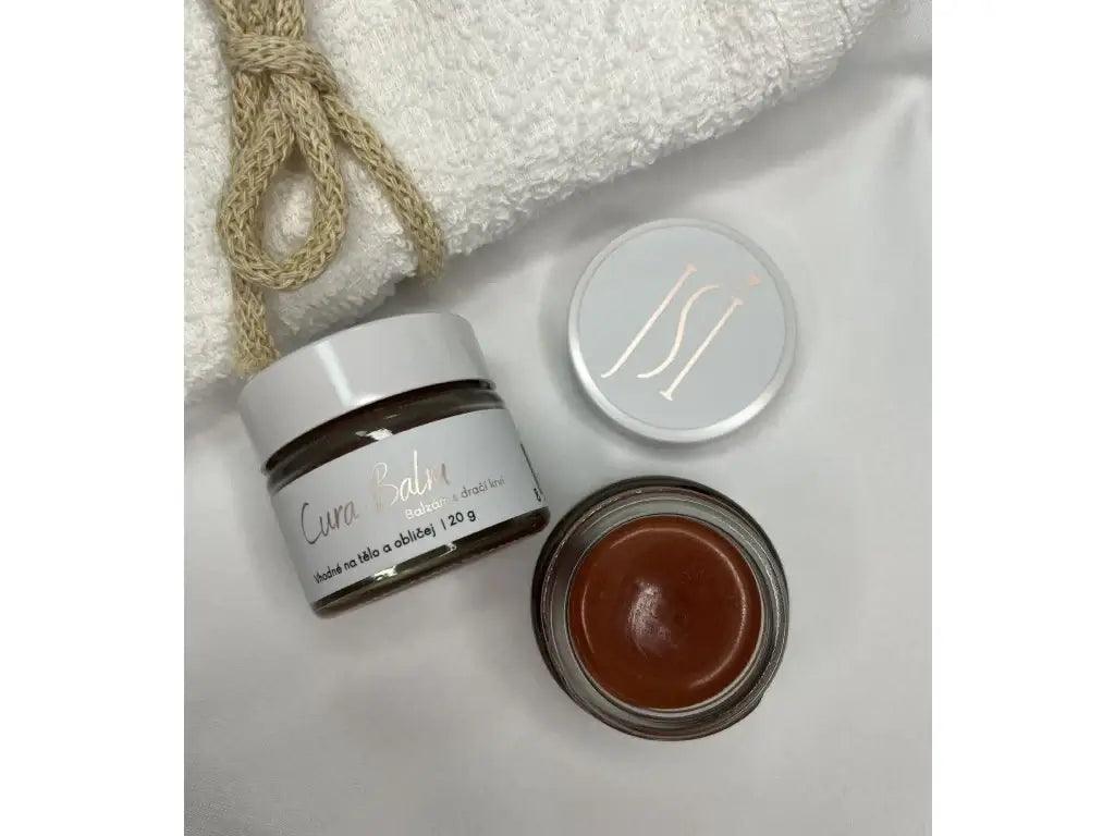 Přírodní Cura Balm s dračí krví v elegantním balení, ideální pro hydrataci pleti.