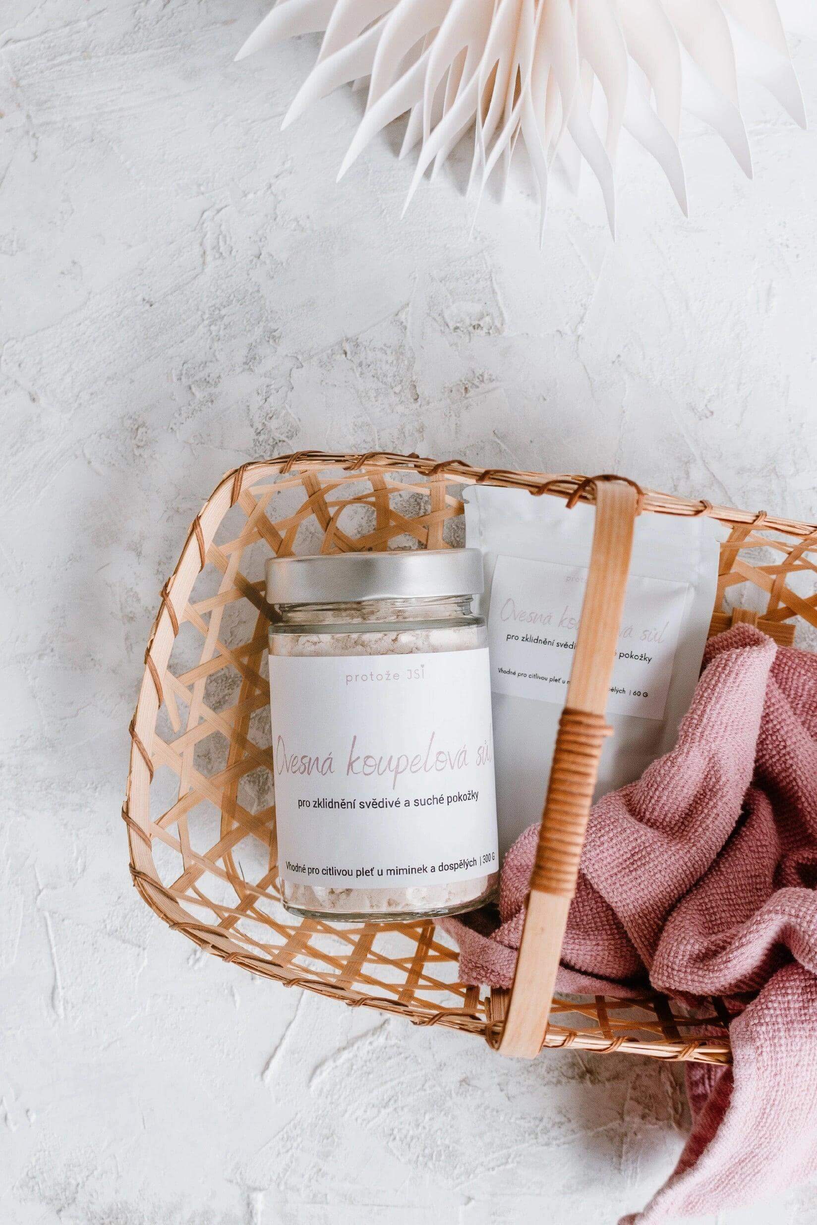 Přírodní ovesná koupelová sůl v košíku, ideální pro citlivou pokožku a hydrataci během koupele.