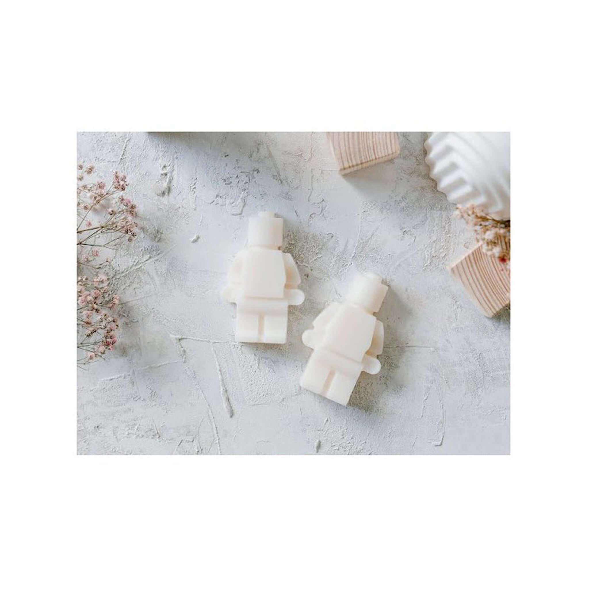 Péče o pleť: bílá mýdla ve tvaru robota pro citlivou pokožku, ideální pro děti i ekzematiky.