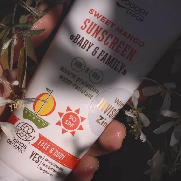Opalovací tělové mléko Wooden Spoon Mango pro děti a rodinu, SPF 50, 100% přírodní, s minerální ochranou.