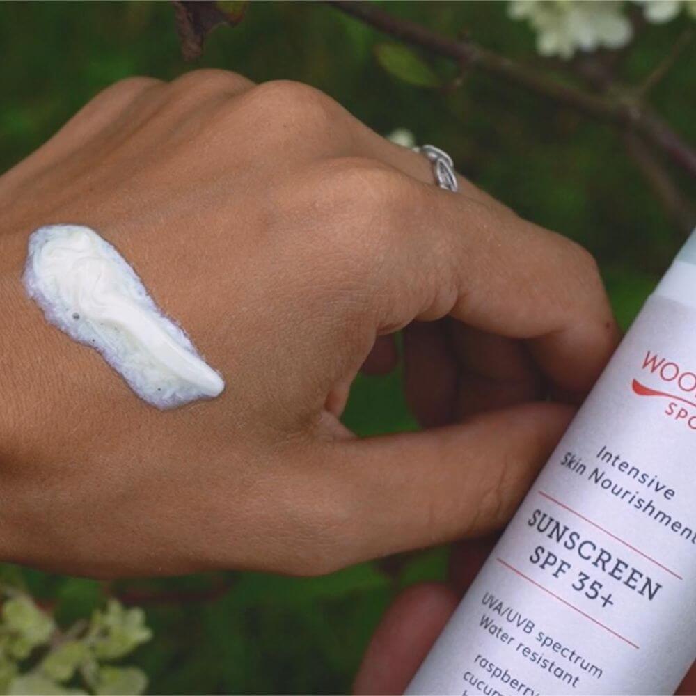 Opalovací mléko Wooden Spoon SPF 35+ na ruce s jemnou texturou a přírodními složkami, voděodolné, s malinovou vůní.