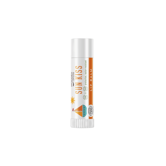 Balzám na rty Wooden Spoon Sun Kiss 4.3 ml, minerální ochrana před sluncem, jemná vůně kakaa, vhodný pro děti.