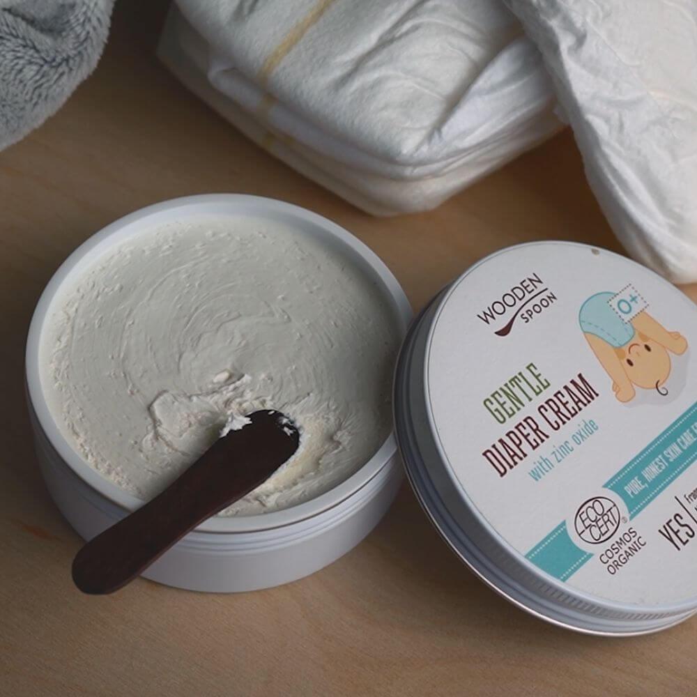 Přírodní krém na opruzeniny Wooden Spoon s organickými oleji, jemný pro dětskou pokožku.